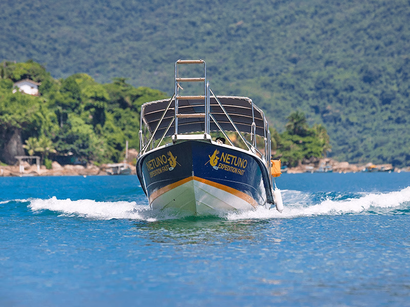 Lancha-compartilhada-em-Paraty-3-800x600