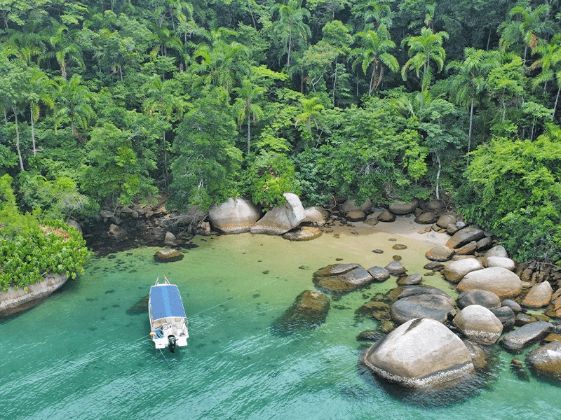 passeio-de-lancha-compartilhada-baia-de-paraty-12-800x600